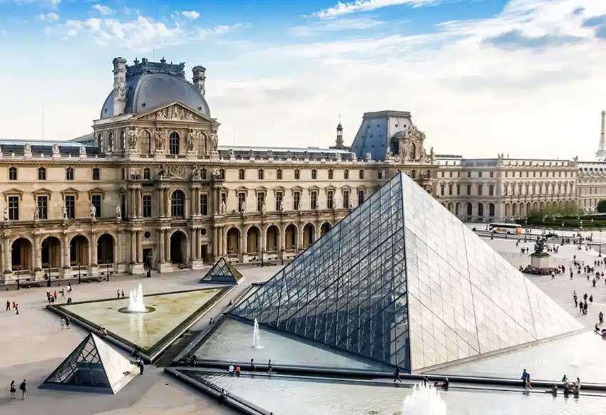 Відвідати зали Лувру можна дистанційно